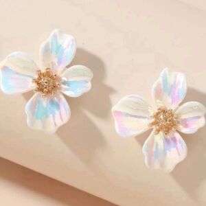 Last pair! 🆕 floral iridescent acrylic stud earrings